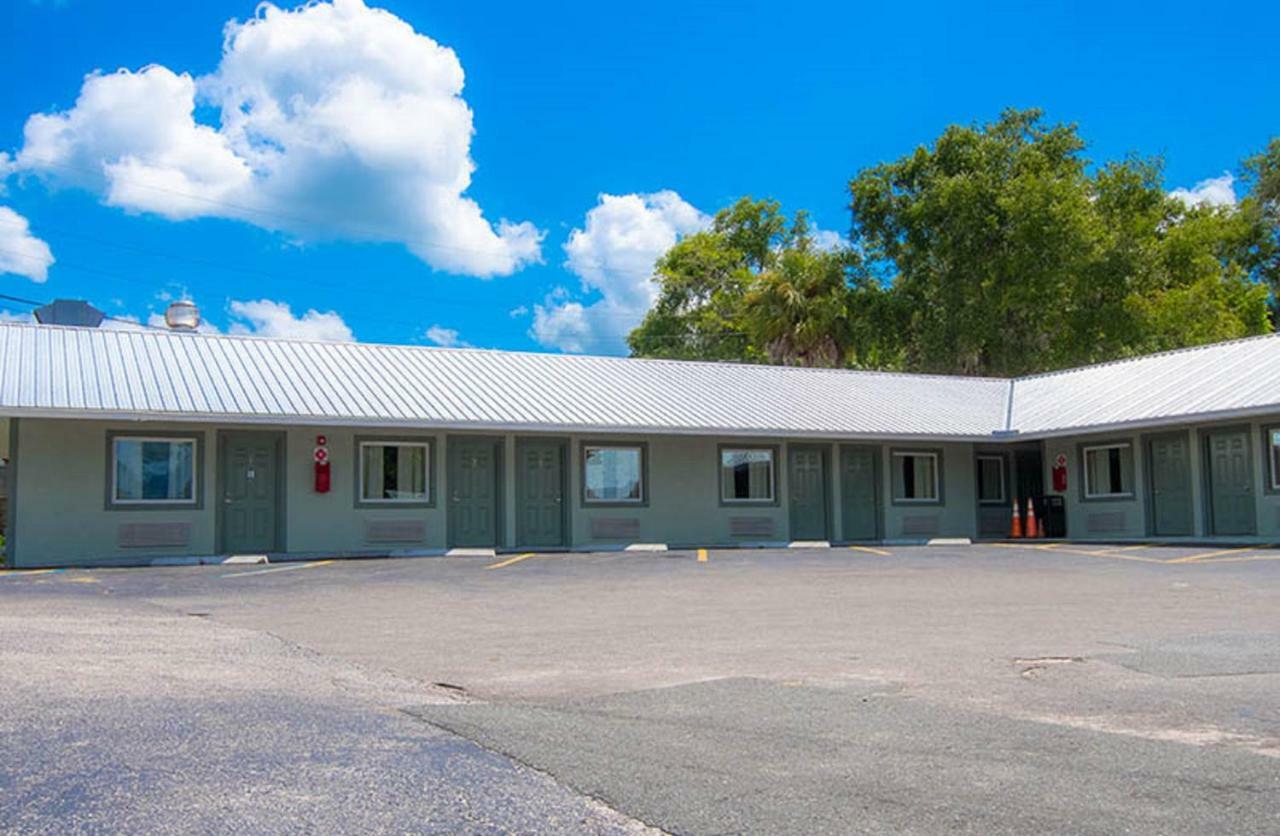 The Gator Den Motel ดันเนลลอน ภายนอก รูปภาพ